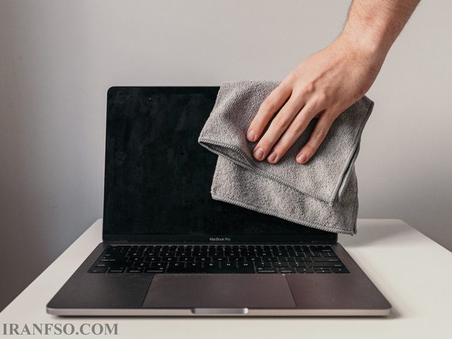 اهمیت تمیز کردن صفحه نمایش لپ تاپ