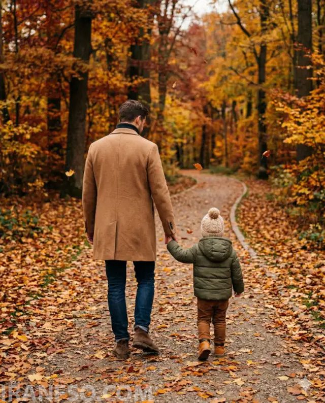 عکس احساسی قدم زدن پدر و پسر میان برگهای پاییزی