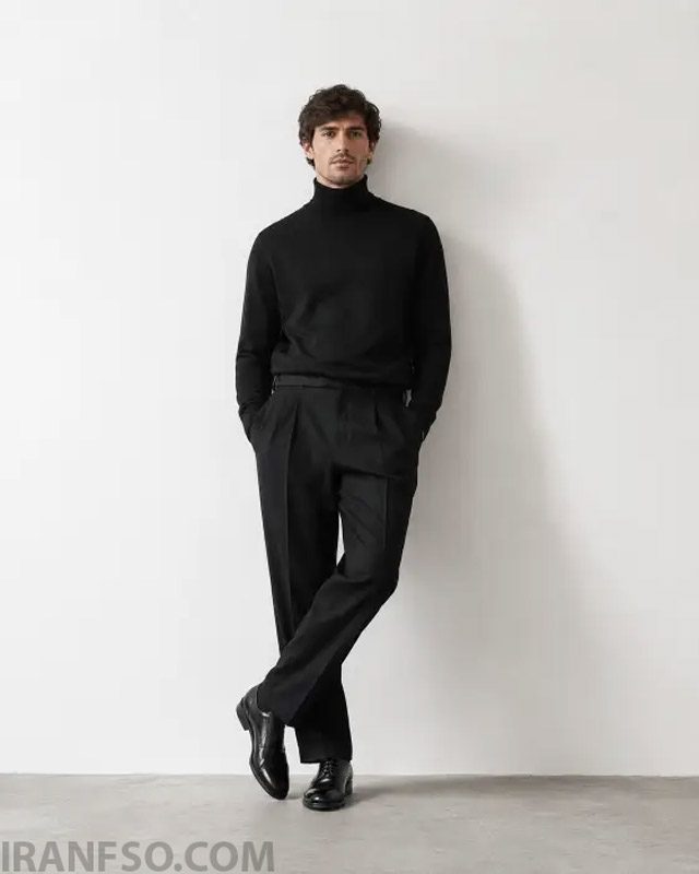 پرتره با یقه اسکی مشکی مقابل دیوار ساده (Black Turtleneck Against a Plain Wall)