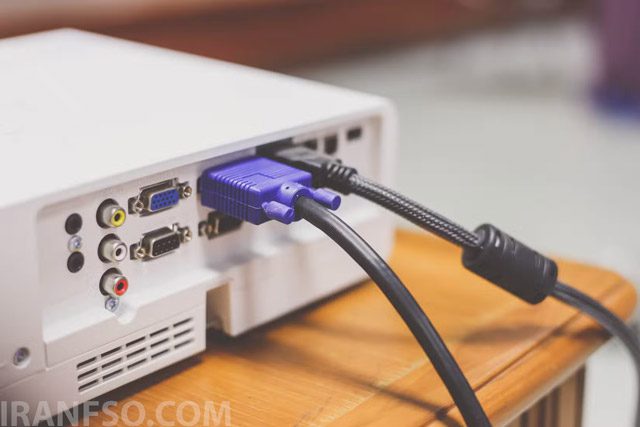 چه دستگاههایی هنوز از VGA استفاده میکنند؟